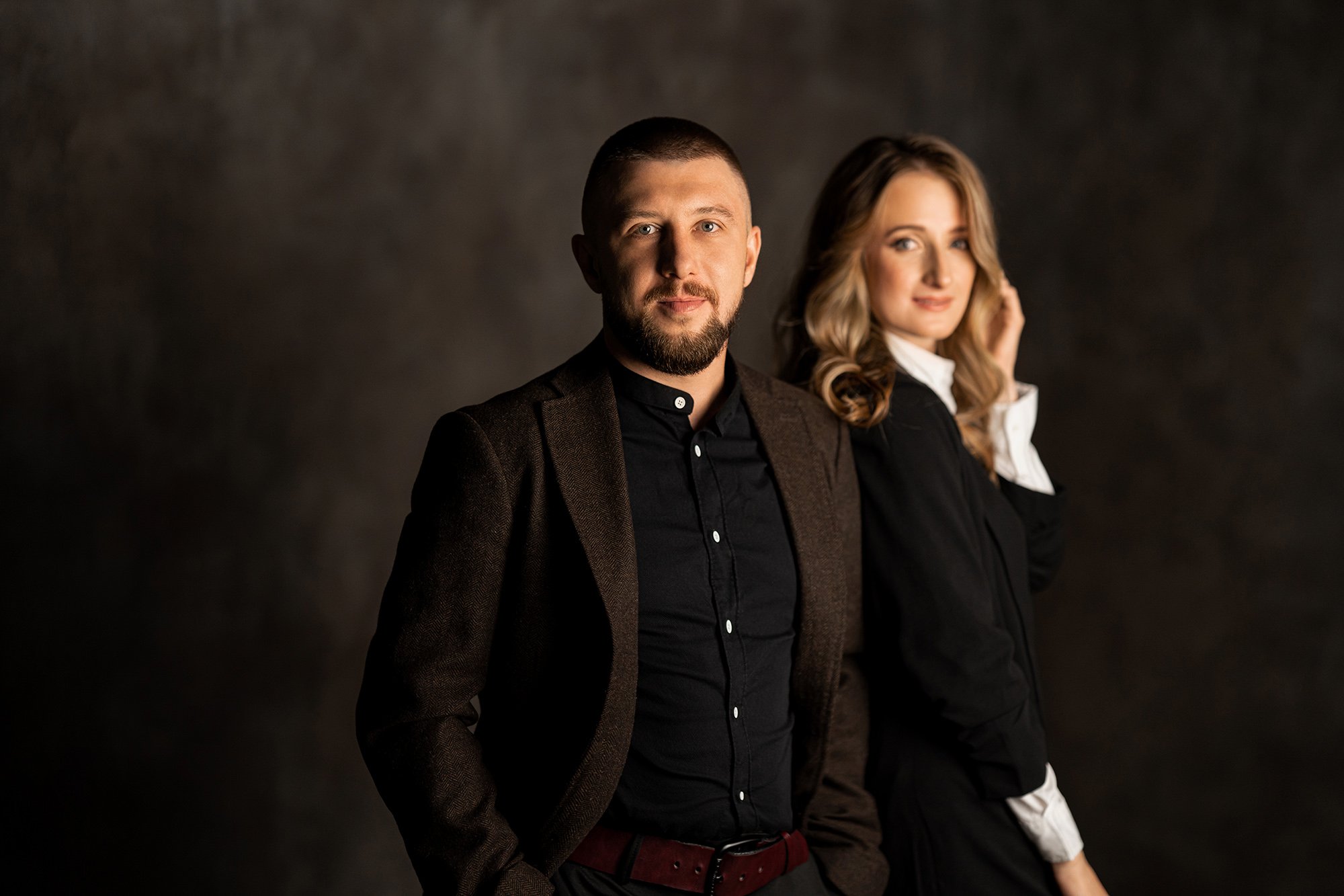 Пара партнерів у ділових костюмах