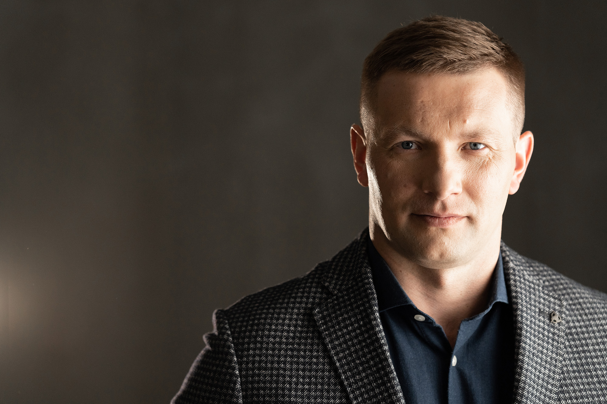 Бізнес портрет чоловіка в сірий картатий жакет