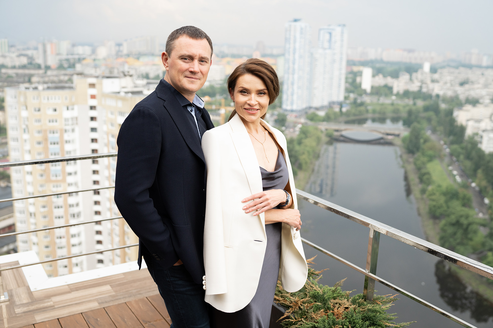 Кадр ділових партнерів, що стоять на даху будинку на тлі міста