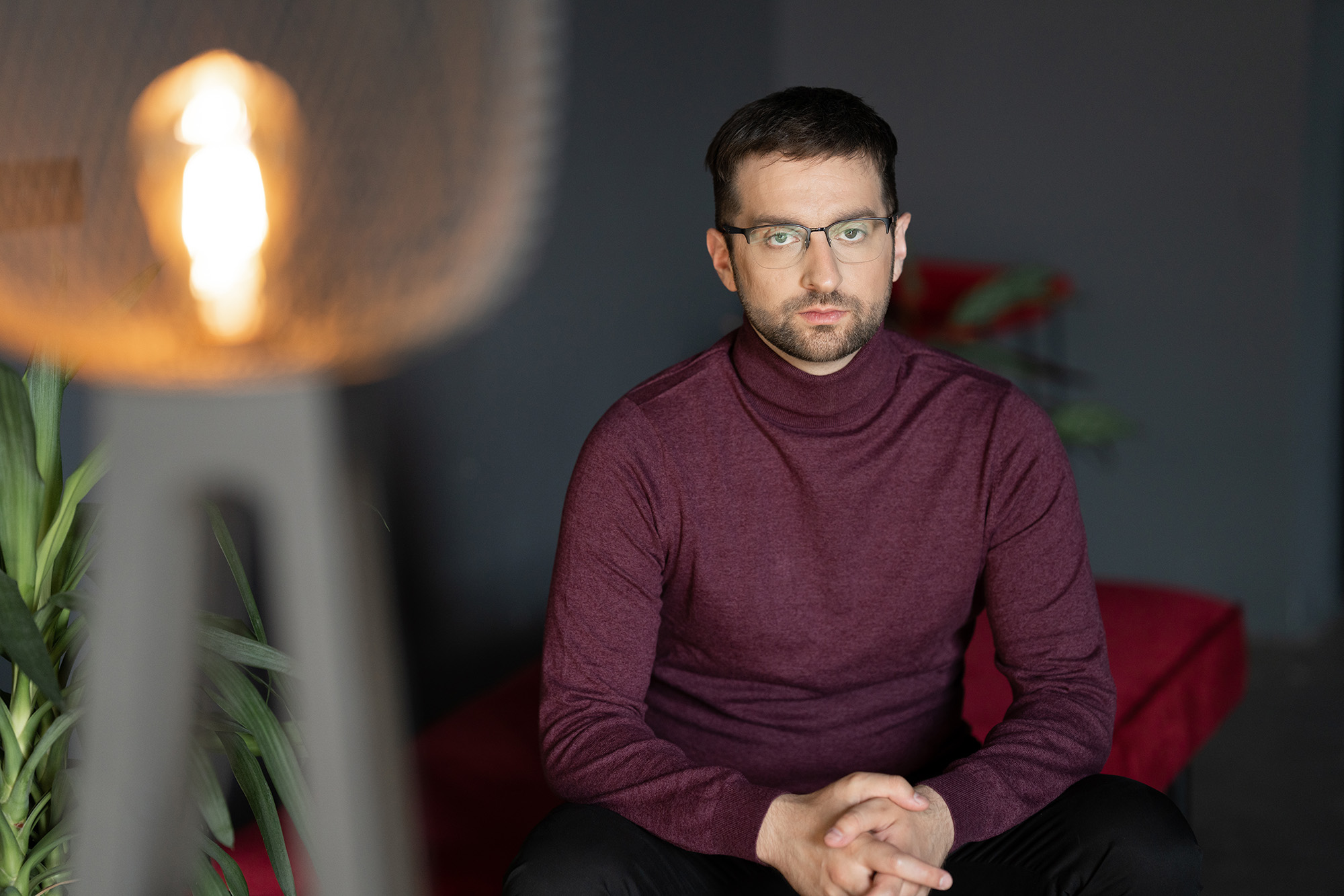 Портрет для айти фахівця в бордовий светр і окуляри