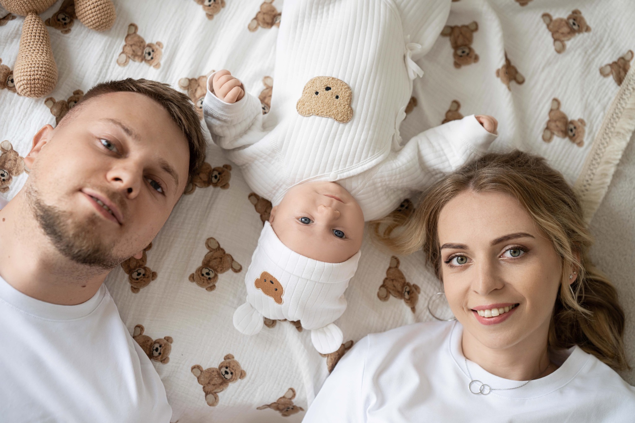 Сімейна фотосесія з немовлям у тематиці ведмедиків