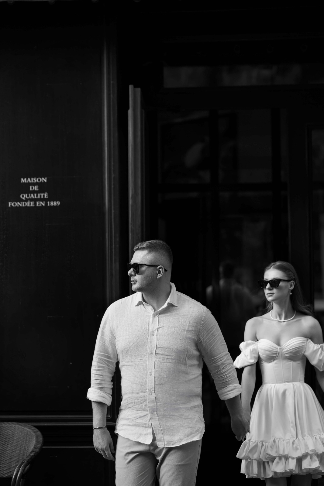 Чорно-білий вуличний портрет пари в елегантному весільному вбранні