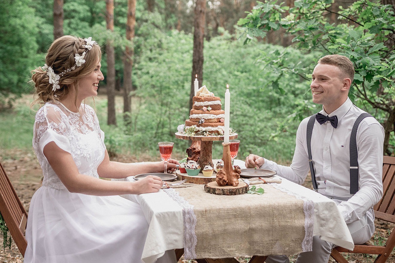 Весільна фотосесія у лісі з тортом та сільським декором