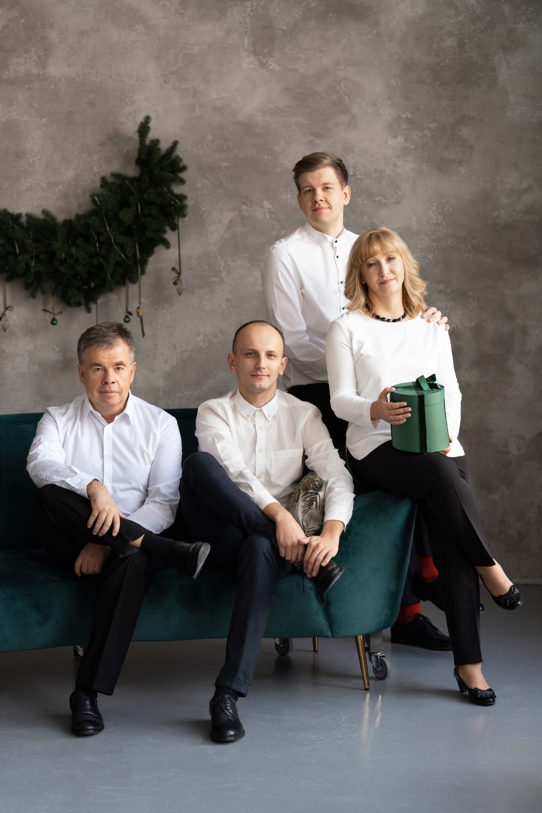 Класична студійна сімейна фотосесія з подарунками та вінком