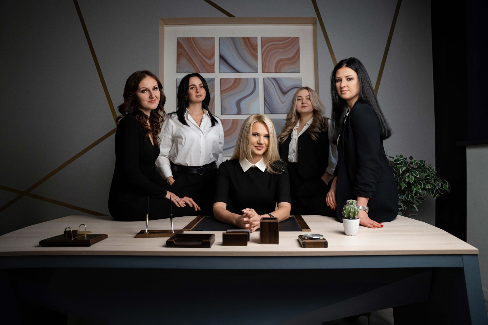Команда юристів у переговорній, керівник за столом, фірмовий інтер'єр