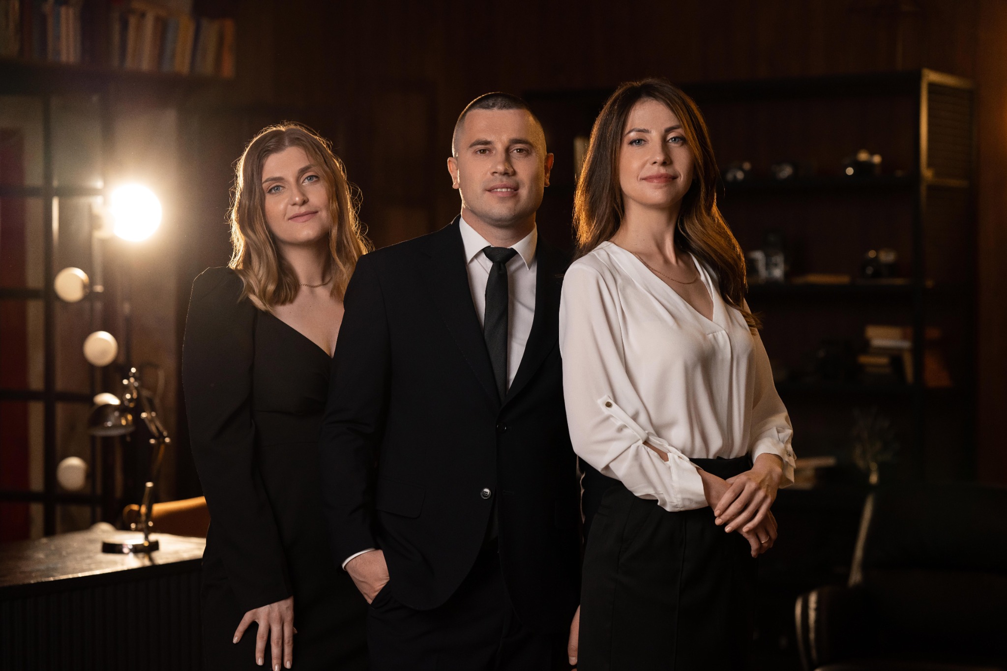 Керуючий у темному костюмі з краваткою постановки у діловій студії